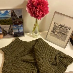 H&M Olive green cropped sweater, size M